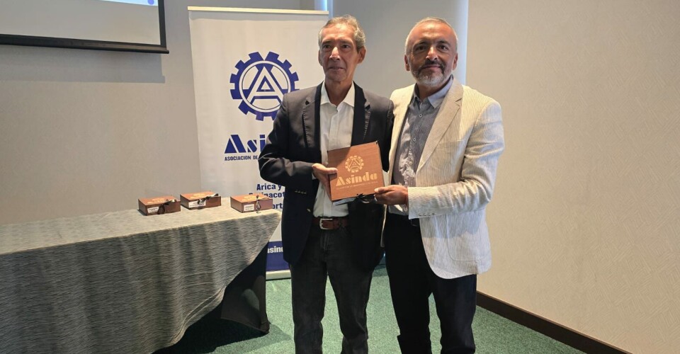 Mario Moya, presidente del directorio de EPA, y Edward Gallardo, presidente de Asinda.