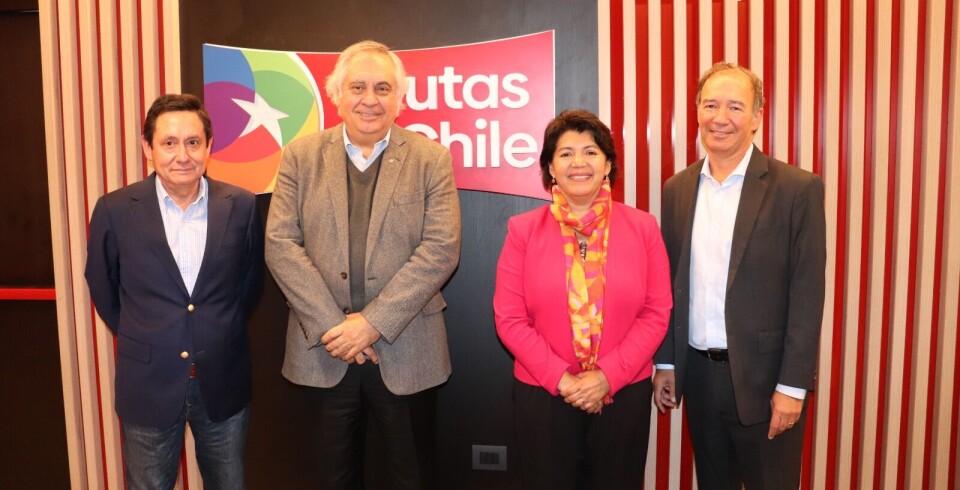Los senadores Yasna Provoste y Rafael Prohens se reunieron con representantes de Frutas de Chile.