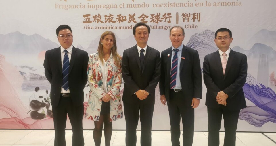 La delegación china junto a representante del sector frutícola nacional.