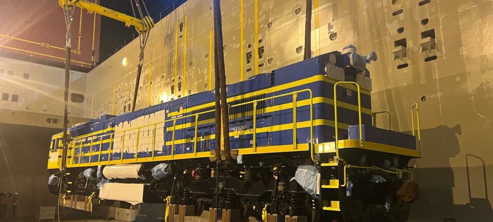 Nave BBC Chartering agenciada por Ian Taylor descarga locomotoras en Mejillones