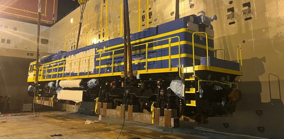Cada locomotora pesa más de 90 toneladas y requirió una compleja operativa de descarga.