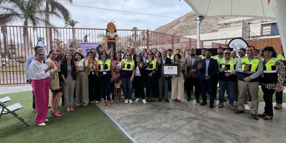 Trabajadores de la empresa al momento de recibir el sello 40 Horas.
