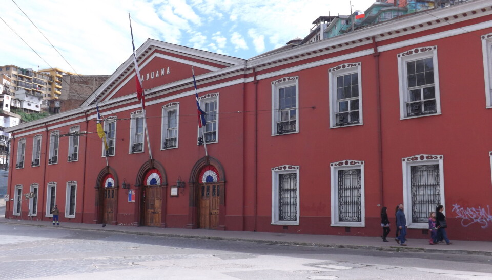 El Edificio de la Aduana, es la estructura institucional más antigua que se mantiene en pie en la ciudad de Valparaíso.