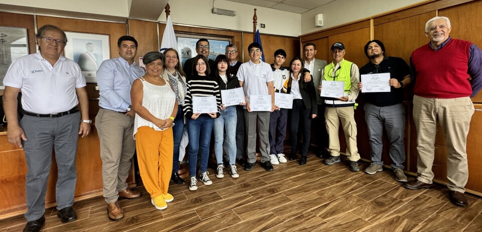 Ejecutivos de la empresa y dirigentes sindicales estuvieron presentes junto a los estudiantes.