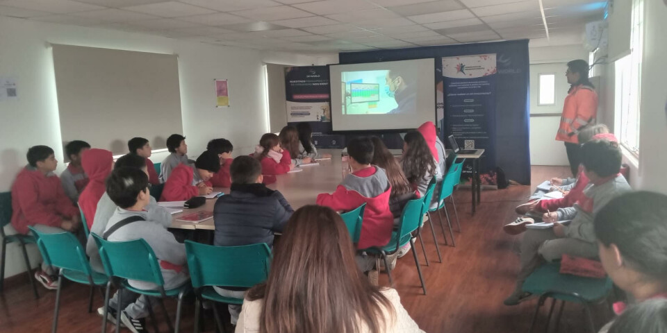 Los estudiantes siguieron atentos las charlas de los expertos del terminal portuario.