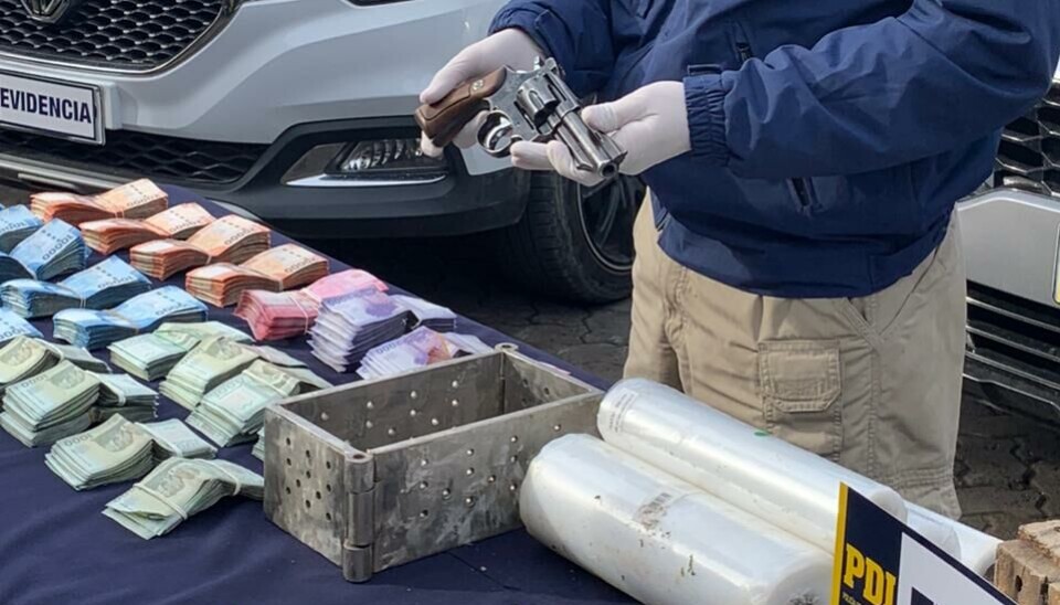 La PDI presentó como evidencia 23 millones de pesos en efectivo, un arma de fuego y distintos automóviles.