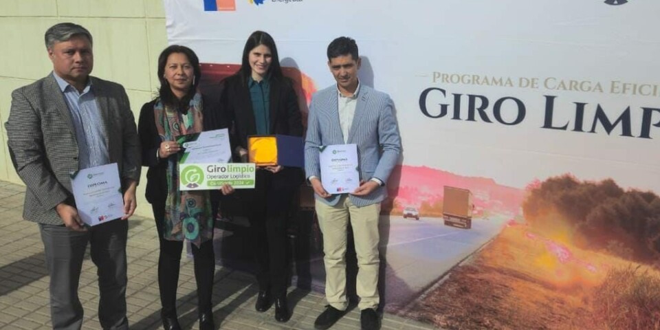 Representantes de los terminales portuarios junto al reconocimiento.