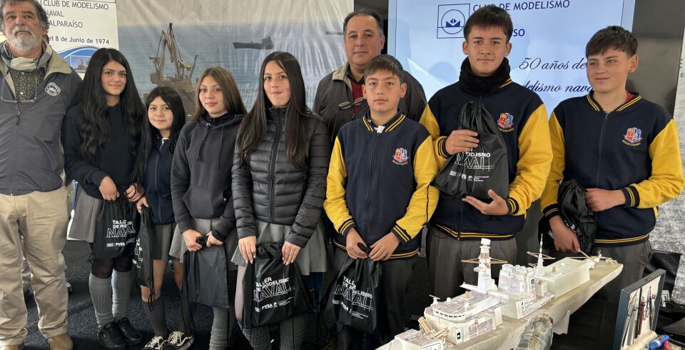 Alumnos del Complejo Educacional Sargento Aldea en el lanzamiento del concurso.