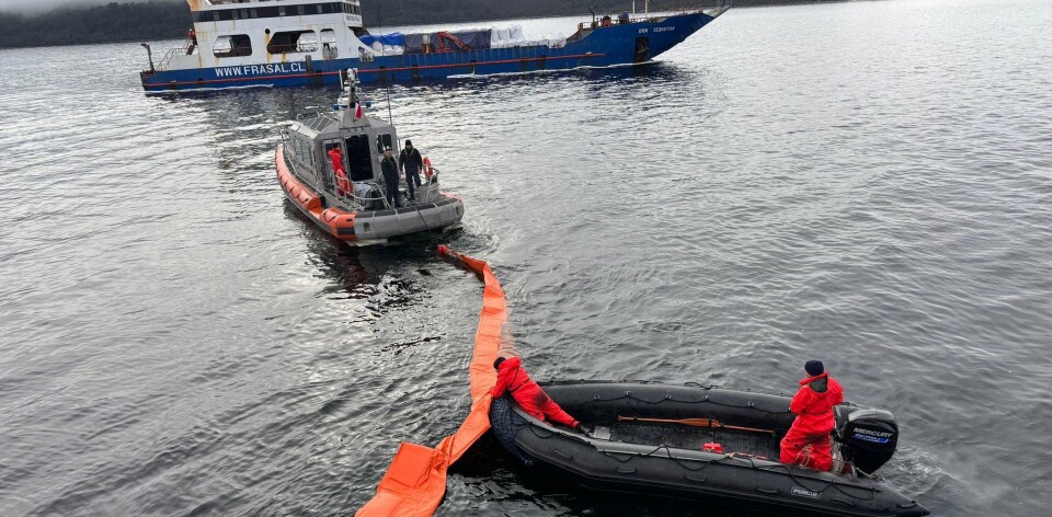 Lancha de Servicio de Rescate tipo Arcángel 4422 junto con material absorbente.