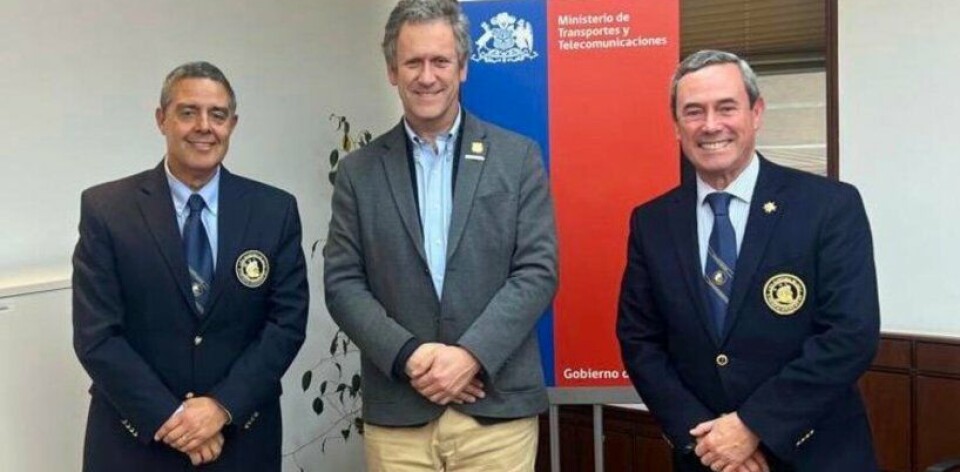Autoridades de la Liga Marítima junto al ministro de Transportes, Juan Carlos Muñoz.