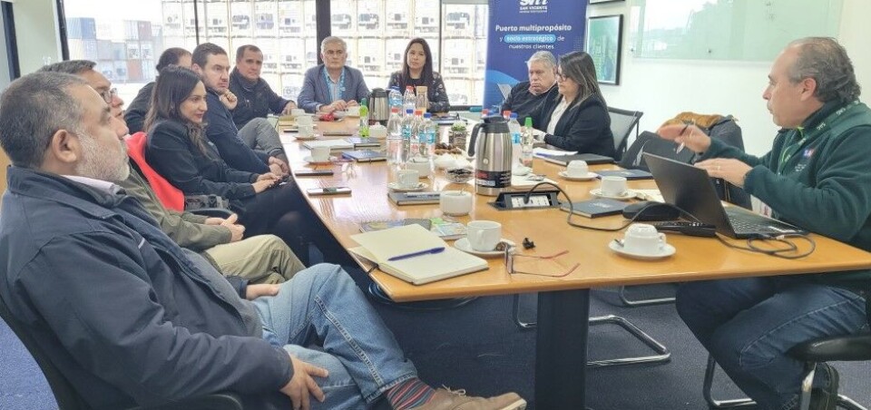 Los integrantes de la mesa en la reunión en dependencias del SVTI.