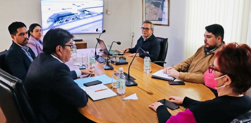 El senador junto a la presidenta del directorio y el gerente general del terminal portuario.