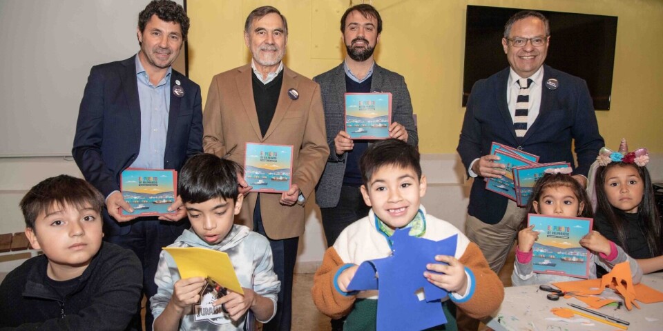 Autoridades junto a los niños que se interiorizarán en la labor portuaria a través de la lectura.