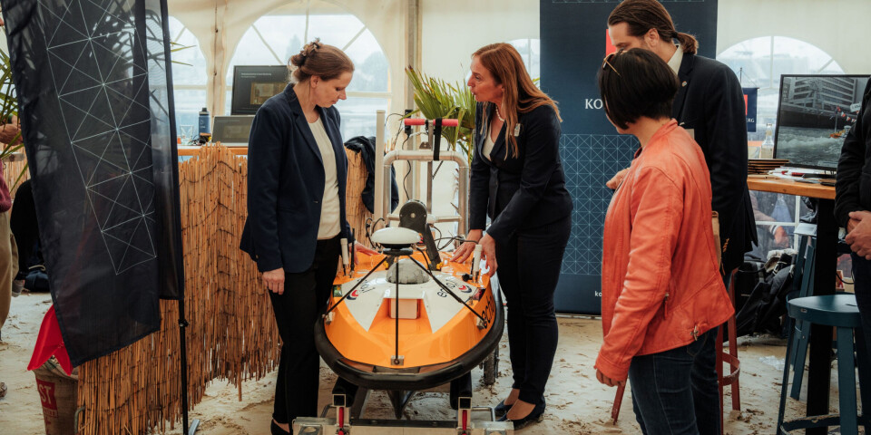 Autoridades del Puerto de Hamburgo junto a un dron autónomo para el estudio del agua.