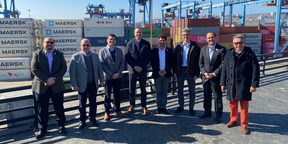 Ejecutivos del terminal portuario junto a la delegación que visitó las instalaciones.