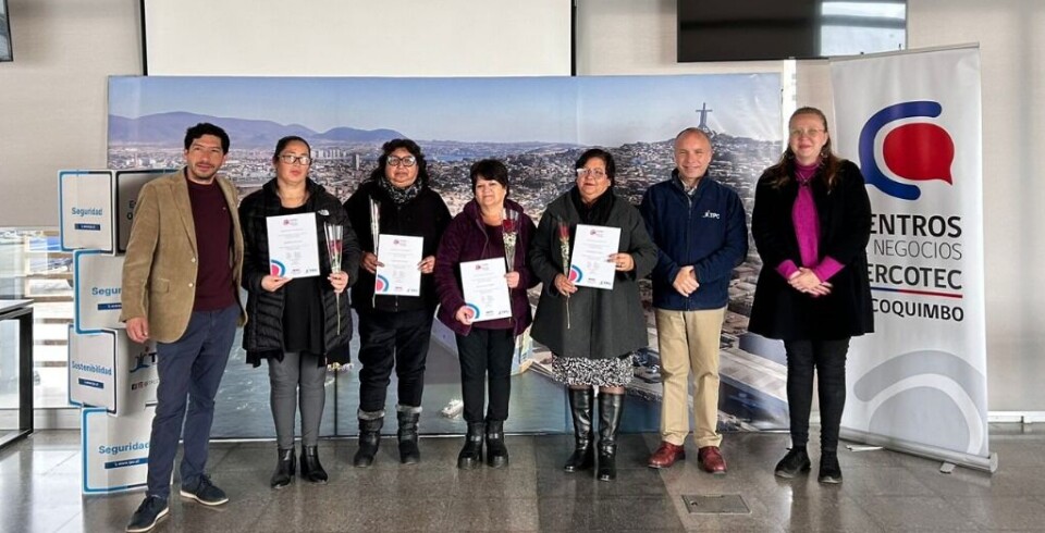 Emprendedoras de la ciudad y autoridades tras la certificación.