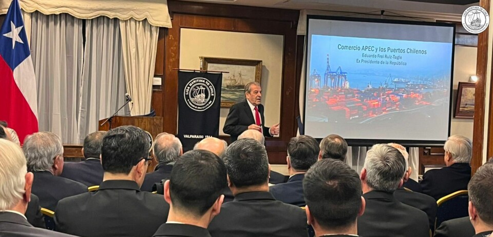 El ex presidente Eduardo Frei en su exposición sobre comercio y puertos chilenos.