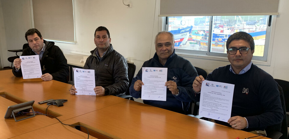 Ejecutivos y representantes del gremio junto a la firma del documento.