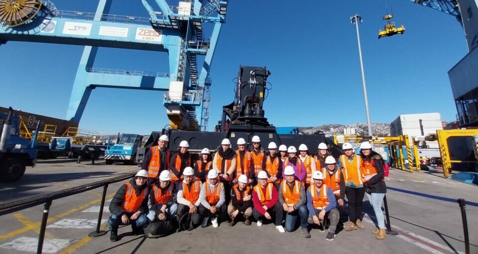 Estudiantes de AIEP en su visita a las instalaciones del terminal portuario de Valparaíso.