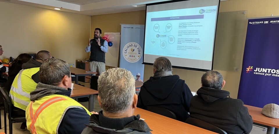 Miembros de Sitrans en la charla preventiva de accidentes impartida por el terminal portuario.
