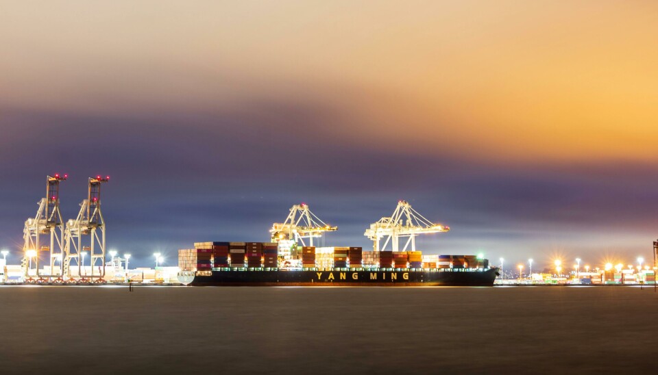Los scrubbers en los barcos, también conocidos como sistemas de lavado de gases de escape, son dispositivos que se instalan en las chimeneas de los buques para reducir las emisiones de óxido de azufre (SOx) a la atmósfera.
