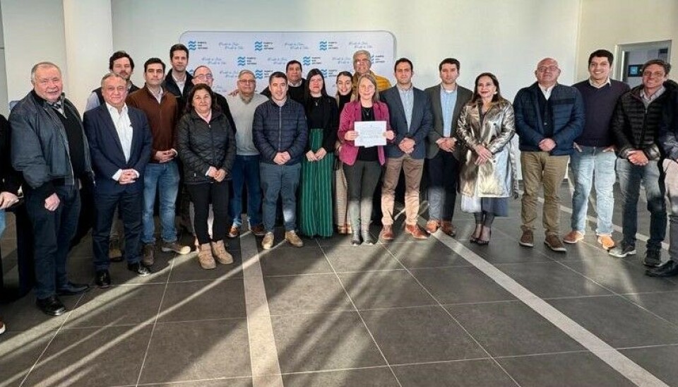 Ejecutivos portuarios y miembros de la comunidad logística tras la firma del acuerdo en San Antonio.