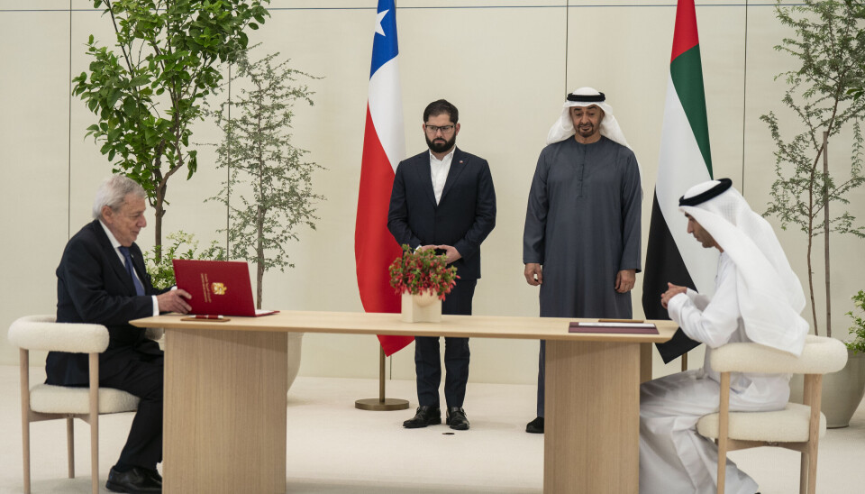 El presidente Gabriel Boric y el ministro de Relaciones Exteriores en el momento de la firma del acuerdo.
