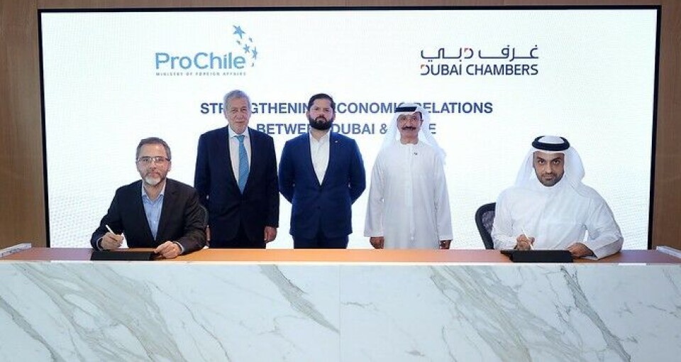 El director general de ProChile, Ignacio Fernández, en la firma del acuerdo comercial.