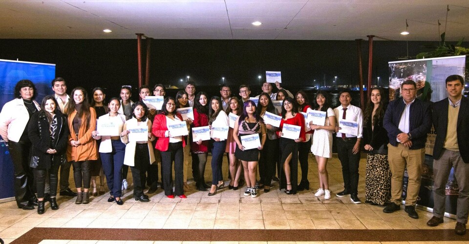 Los estudiantes junto a ejecutivos del terminal portuario tras el final del Programa de Becas.