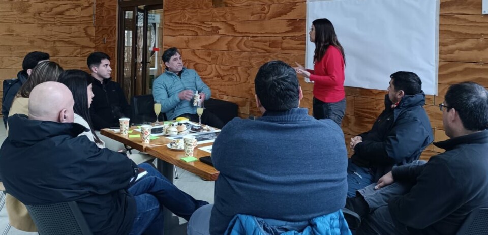 Ejecutivos y autoridades durante la actualización del plan del terminal portuario.