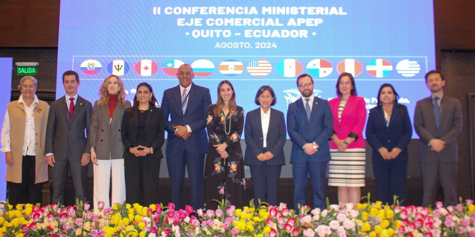 La subsecretaria Claudia Sanhueza junto a los representantes de los países de la APEP.