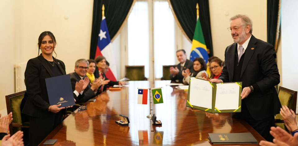 Autoridades de ambos países tras la firma del acuerdo comercial en La Moneda.