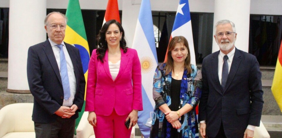 Autoridades participantes en el seminario sobre corredor bioceánico.