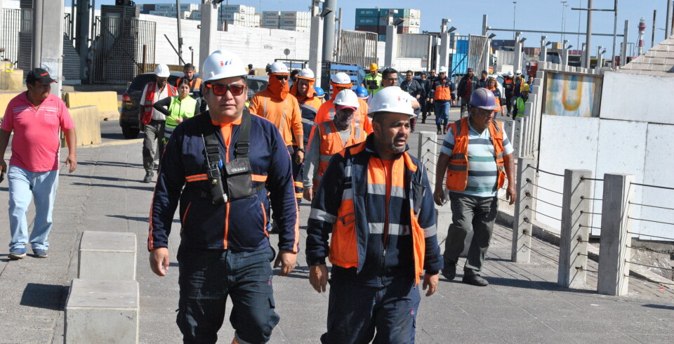 Cientos de trabajadores participaron en el simulacro en el terminal portuaria de Iquique.