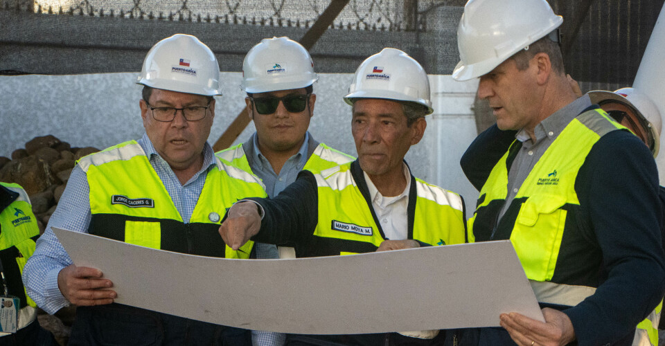 Ejecutivos del terminal portuario junto al ministro de Transportes, Juan Carlos Muñoz.