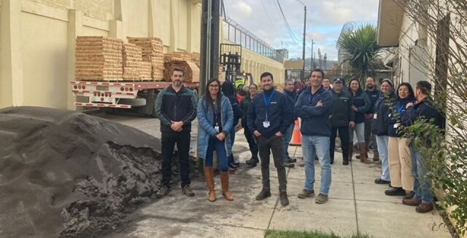 Ejecutivos durante la entrega de la donación en el Centro Penitenciario Biobío.