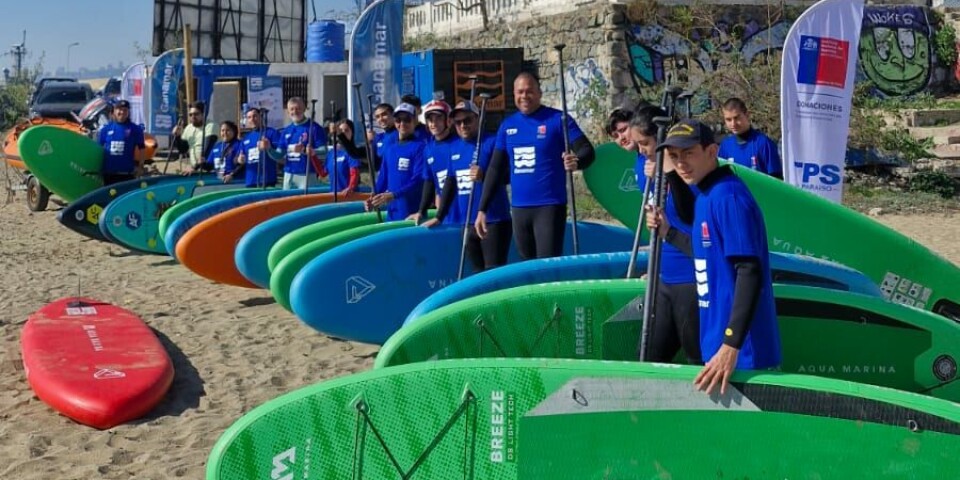 La playa San Mateo es el escenario del programa que acerca a los jóvenes al deporte y al mar.