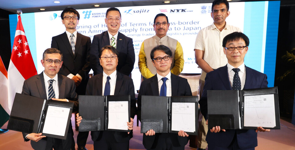 Ejecutivos tras la firma del acuerdo de cooperación entre India y Japón.