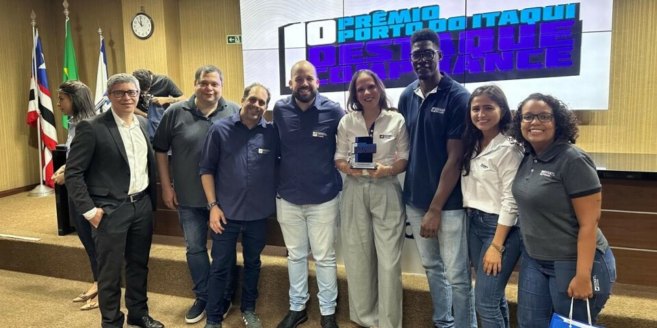 Ele quipo de Brasil tras recibir el premio al primer lugar en Porto do Itaqui.