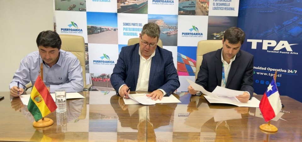 Ejecutivos de ambas empresas en la firma del nuevo acuerdo.