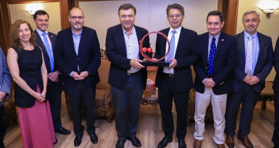 Autoridades nacionales y chinas en la visita oficial del ministro de Agricultura.