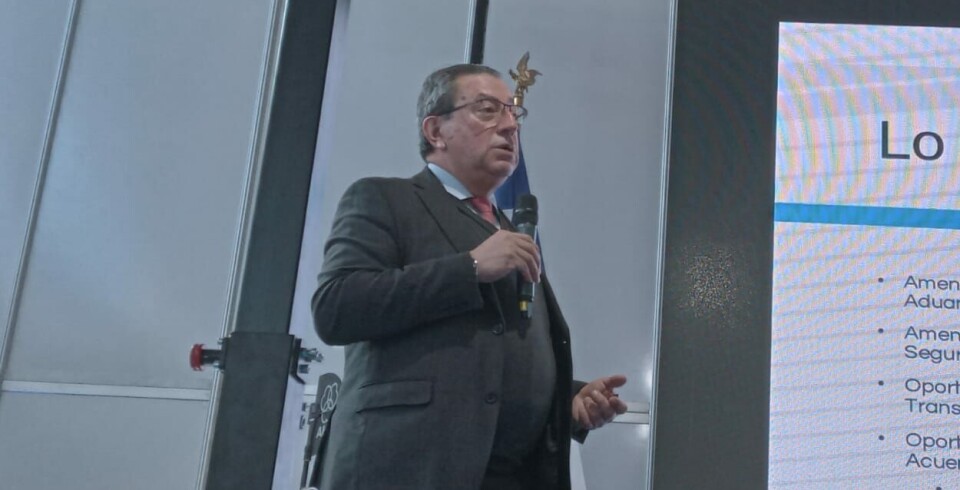 Guillermo Holzmann es Magister en Ciencias Políticas de la Universidad de Chile.