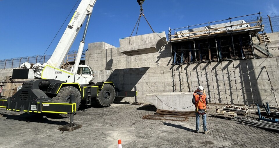 Los trabajos contemplan aumentar la altura de la estructura del terminal portuario.