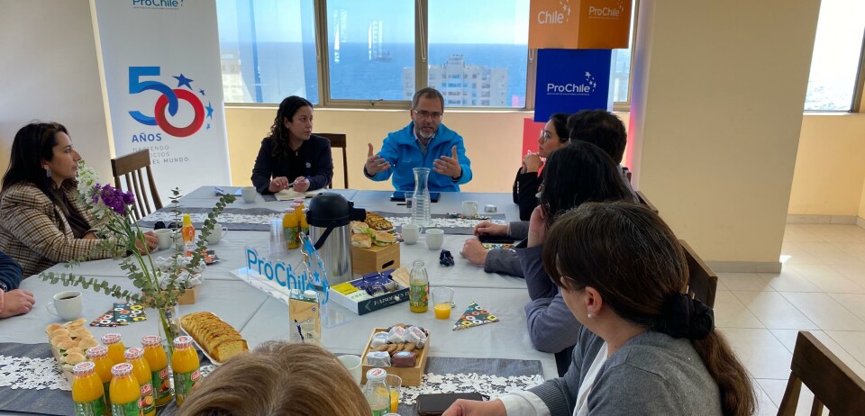 El director general en la reunión junto a los exportadores de la región.