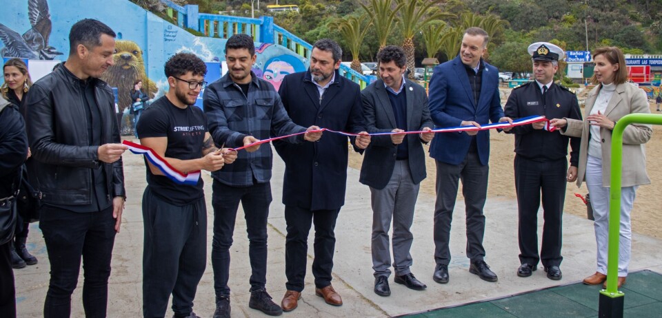 Autoridades en el corte de cinta del sector destinado al deporte en el tradicional balneario porteño.