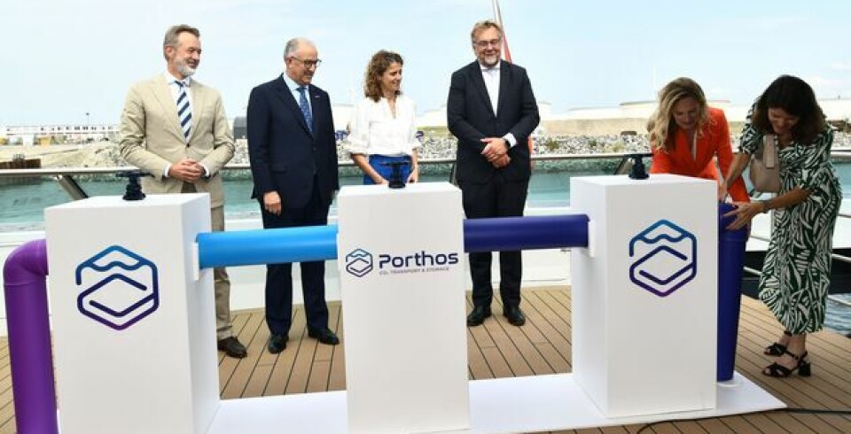 Autoridades portuarias y de la ciudad en el acto de lanzamiento.