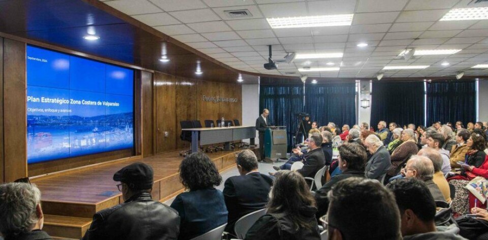 Autoridades comunales, ejecutivos portuarios y vecinos participaron de esta instancia.