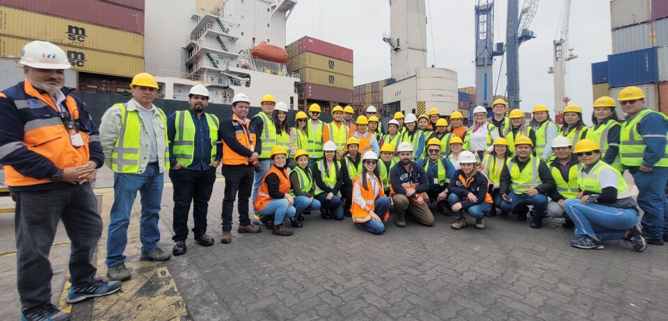 La delegación boliviana en las instalaciones del terminal portuario iquiqueño.