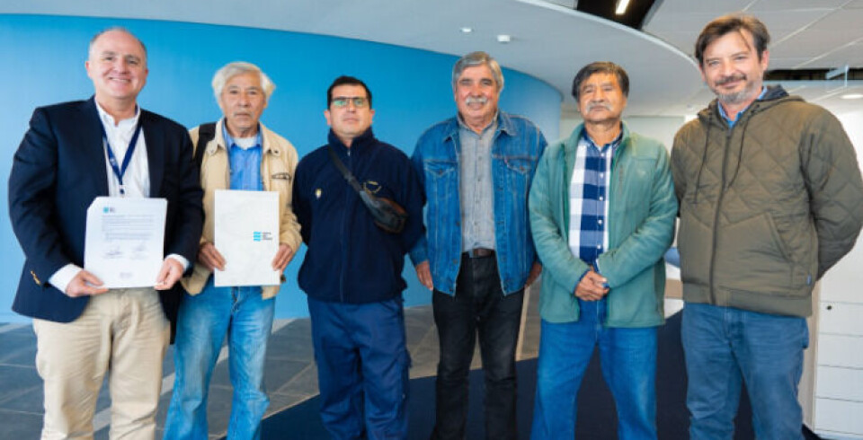 Ejecutivos y representantes del sindicato tras la firma del acuerdo con la empresa portuaria.