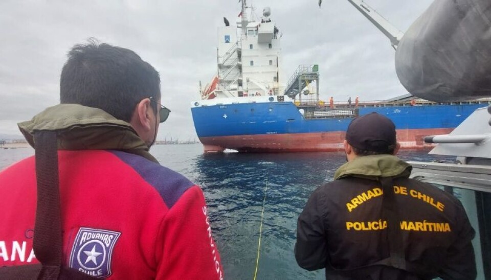 Autoridades de Aduanas y la Armada en plena fiscalización de buques.